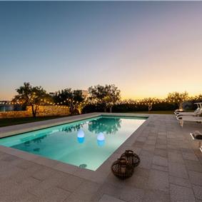  6 bedroom villa with heated pool in Modica, sleeps 18